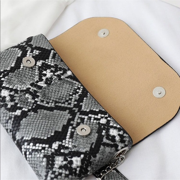 Pink snake skin belt bag - Picture 3 of 5